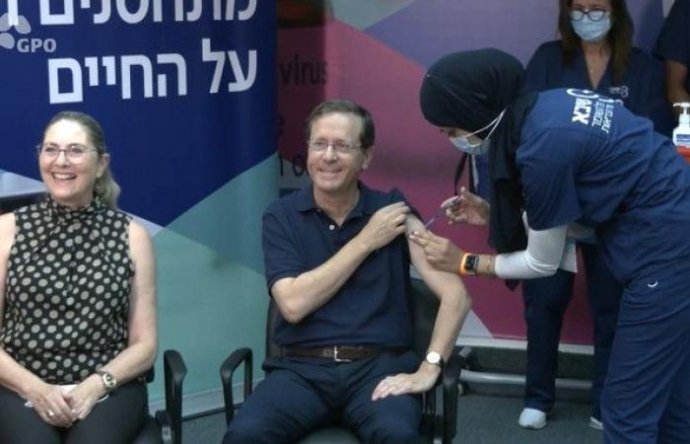 Izraelský prezident Jicchak Herzog očkovaný třetí dávkou vakcíny proti covidu. Foto: Chajm Zah, úřad předsedy vlády