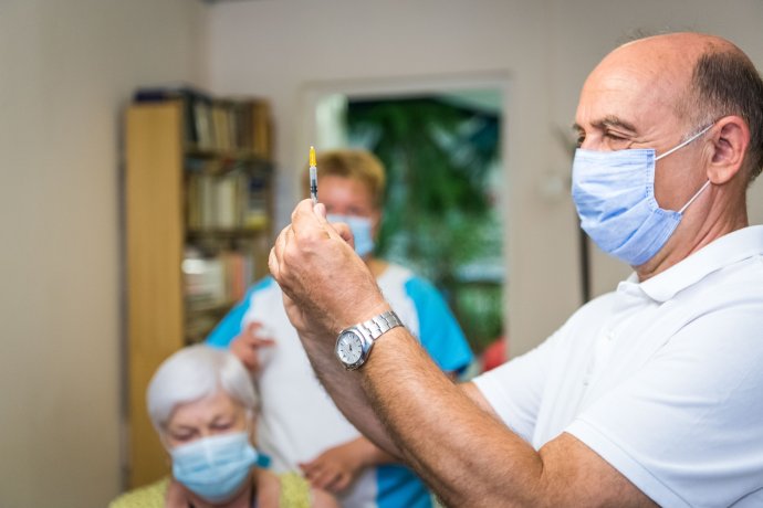 Maďarští zdravotníci při očkování starší občanky. Foto: úřad maďarské vlády, facebook.com/kormanyzat
