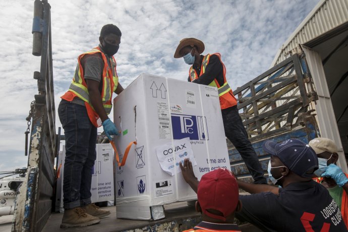 V rámci mezinárodního programu pomoci COVAX dorazily vakcíny vyrobené v Indii do somálského Mogadišu. Foto: ČTK/AP