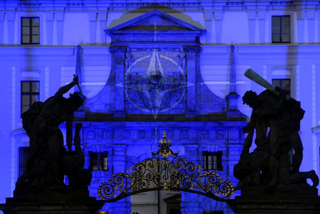 Symbol NATO, bílá hvězda v modrém poli, promítaný na Pražský hrad. Ilustrační foto: ČTK