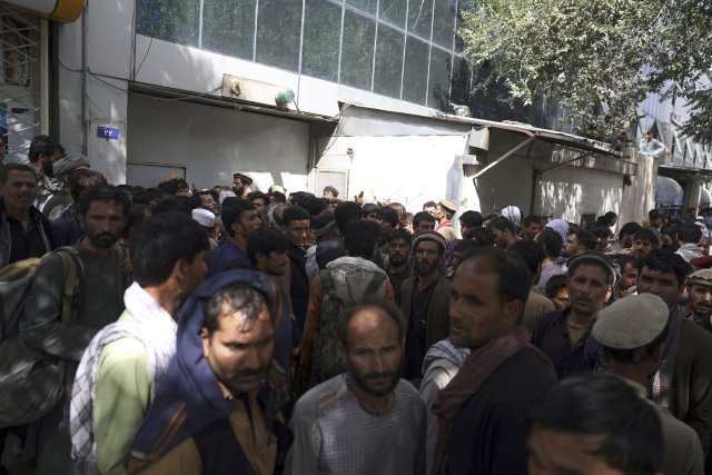 Banky jsou v Kábulu v obležení lidí, kteří se snaží rychle vybrat peníze. Foto: ČTK