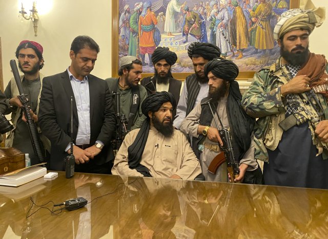 Bojovníci hnutí Tálibán v prezidentském paláci. Foto: ČTK/AP