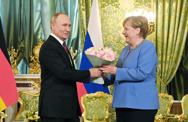 Především s bývalou německou kancléřkou Angelou Merkelovou udržoval Vladimir Putin dobré vztahy. A to i ekonomické. Foto: ČTK, AP