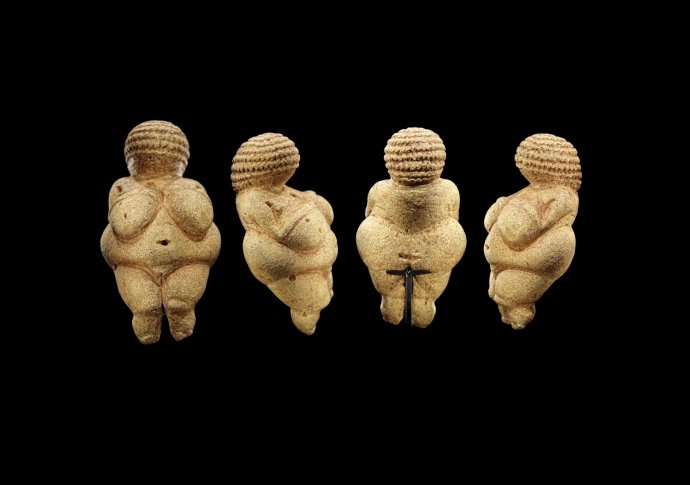 Figurka Willendorfské venuše, jejíž stáří se odhaduje přibližně na 25 000 let a která se nyní nachází v Přírodovědném muzeu ve Vídni. Všimněte si tkané čepičky. Foto: Bjørn Christian Tørrissen, CC BY-SA 4.0