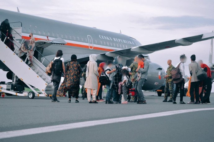 V Kábulu na evakuaci do Česka stále čekají další lidé. Foto: Armáda ČR
