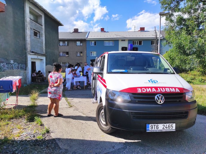 V Jílové ulici v Ostravě se očkovalo v přistavené sanitce. Vakcínu dostalo deset zájemců, dvě dávky propadly. Foto: Štěpán Vojtěch, Deník N