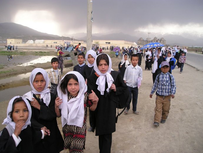 V roce 2002 se už tisíce afghánských holčiček vydaly v černobílém stejnokroji do škol. Dnes některé z nich určitě pracují nebo studují. Jaký bude jejich další osud? Foto: Petra Procházková, Deník N