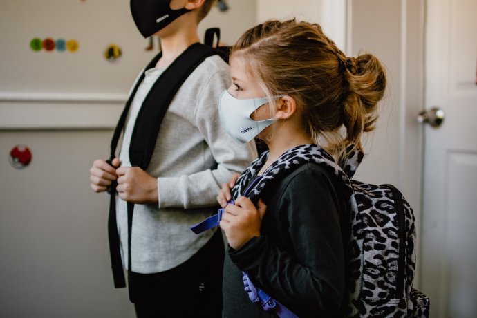 6áci ve školách už musí nosit ochranu úst a nosu jen ve společných prostorách. Foto: Kelly Sikkema, Unsplash