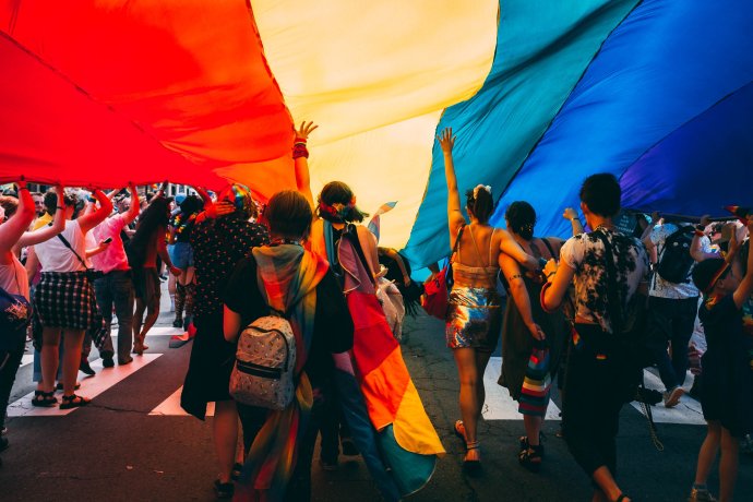 Festival Prague Pride není jen pro LGBT+ lidi, ale pro všechny, kteří se chtějí bavit, oslavovat život a svá práva. Fotot: Mercedes Mehling, Unsplash