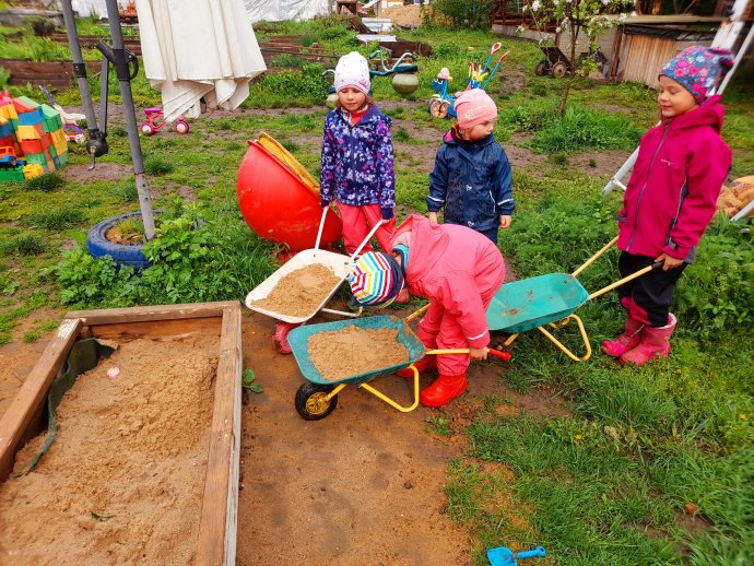 V rámci komunitní zahrady Pastvina funguje lesní školka. Děti si například samy plní pískoviště.
