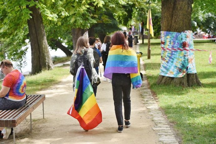 Duhová vlajka LGBT+ lidí je při festivalu Prague Pride vidět skoro na každém kroku. Zdroj: Prague Pride web