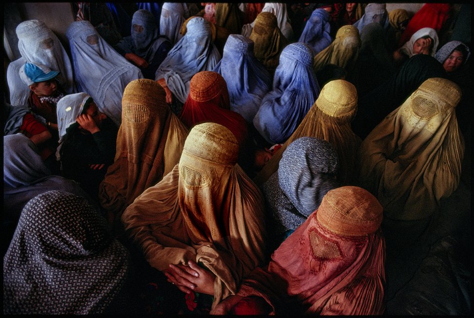 Afghánistán 1992: ženy vyčkávají před začátkem modlitby v mešitě Čindawol na místě, které je pro ně vyhrazeno. Foto: Pascal Maitre, Panos, MYOP