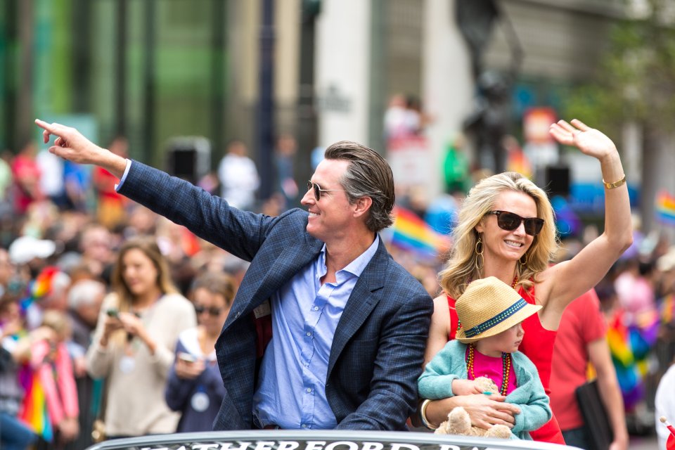 Guvernér Gavin Newsom má velkou šanci v listopadových kongresových volbách svoji pozici obhájit. Na snímku s manželkou Jennifer a dětmi na pochodu Pride. Foto: Thomas Hawk, Flickr
