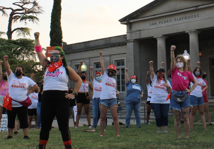 Ženy protestují s nápisy „Pryč se zákazy na našich tělech“ v San Antoniu v Texasu proti rozhodnutí soudu, který zakázal potraty po šestém týdnu těhotenství. Foto: Carlos Kosienski, Sipa, Reuters