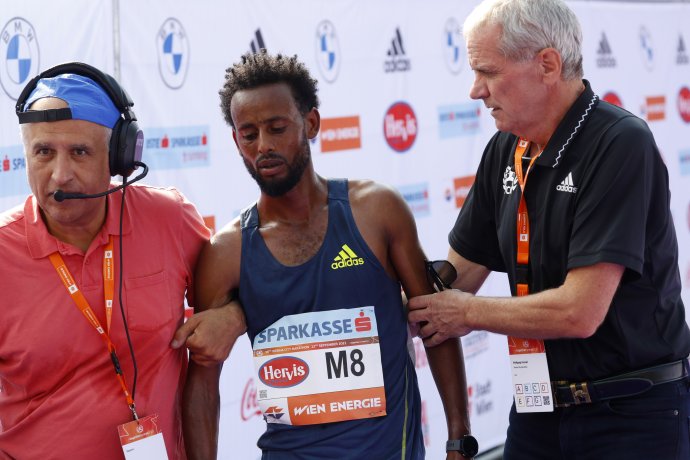 Etiopský běžec Derara Hurisa se z vítězství na Vídeňském maratonu neradoval dlouho. Foto: Reuters