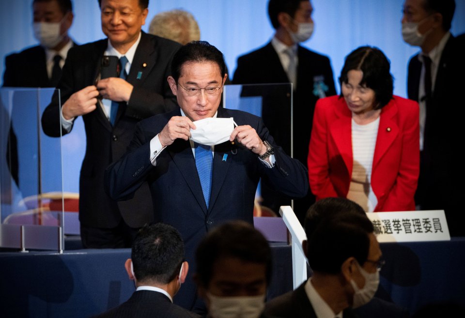 Stane se nejmocnějším mužem Japonska. Stým premiérem v dějinách země. Je sázkou na jistotu, a zároveň rizikem. Holubicí i šedým holubem. A nebojí se vyzvat k pijatyce ani ruského ministra. Kdo je Fumio Kišida? Foto: Carl Court, Pool via Reuters
