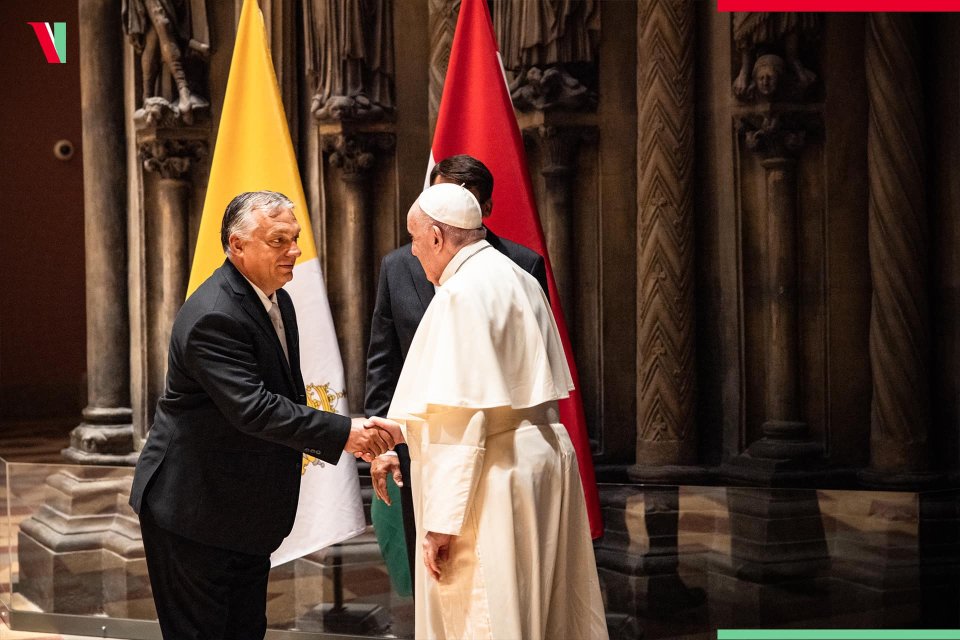 Maďarský premiér Viktor Orbán vítá papeže Františka. Foto: Facebook Viktora Orbána