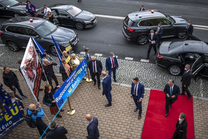 Novinářka Hana Čápová (na snímku stojí na chodníku u okraje modrého transparentu) se pokusila získat premiérovo vyjádření i před ústeckým divadlem. Foto: Gabriel Kuchta, Deník N