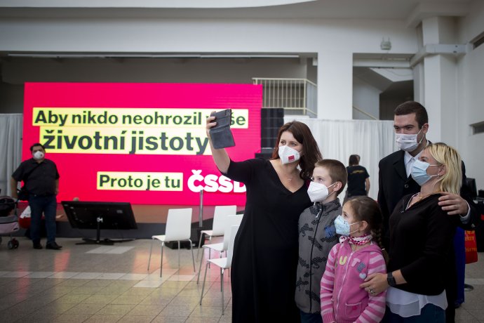 Jana Maláčová patří letos k hlavním tvářím kampaně sociálních demokratů. Foto: Gabriel Kuchta, Deník N