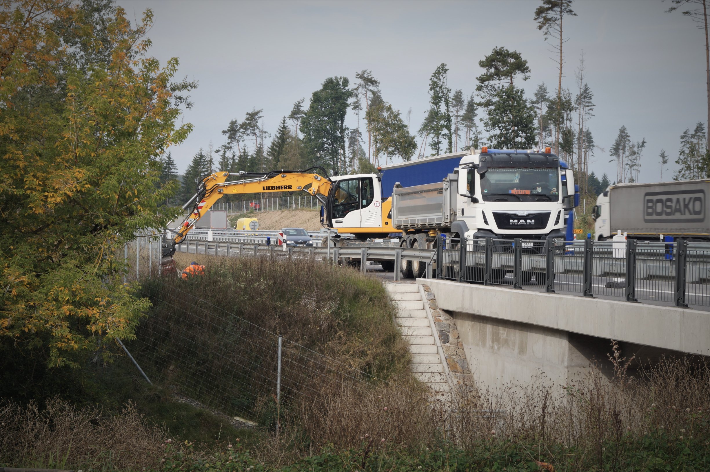 Nemůžeme za dálniční známku platit více než Rakušané, říká ministr. Jejich konečný účet je ale mnohem vyšší
