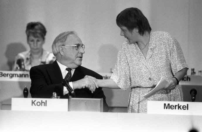 Helmut Kohl a jeho „děvče“ na sjezdu CDU v roce 1992. Na přelomu tisíciletí Merkelová stranu vyzývá, aby se osvobodila od patriarchy Kohla a vykročila vlastní cestou. Foto: ČTK/DPA