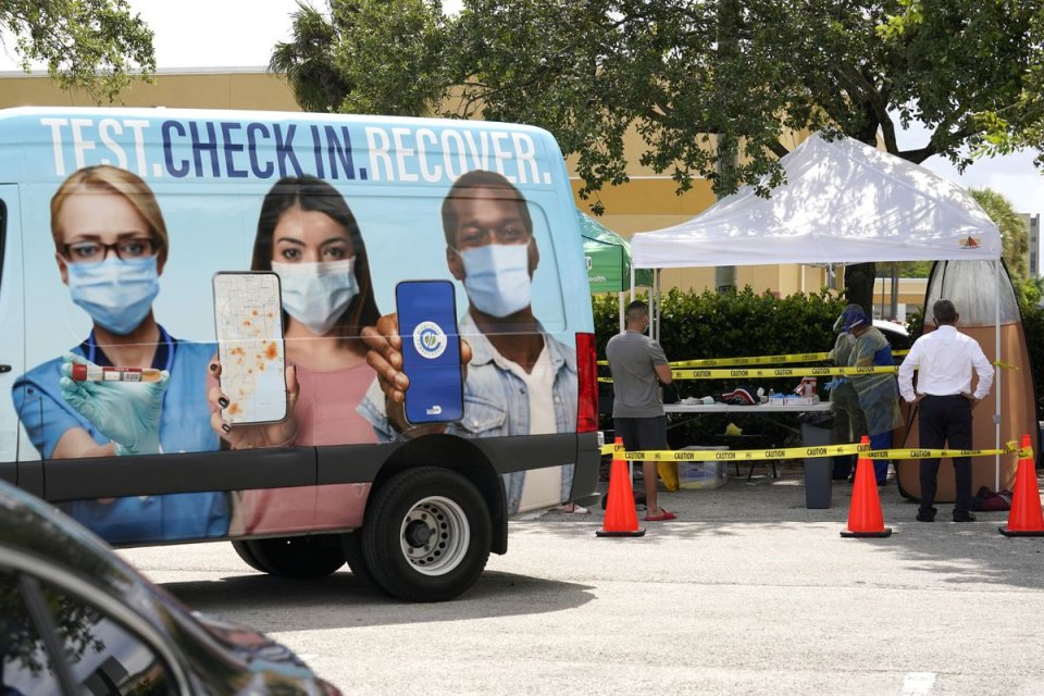 Na Floridě jezdí pojízdný miniautobus, v němž se lidé mohou nechat očkovat. Snaží se tím přiblížit vakcinace i v oblastech, odkud se lidé špatně za očkováním dopravují. Foto: Jana Ciglerová, Deník N