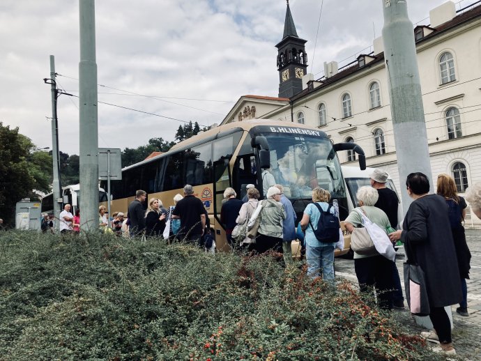 Jeden z autobusů, které hnutí ANO vypravilo z jižní Moravy na akci ministerstva financí. Foto: Prokop Vodrážka, Deník N