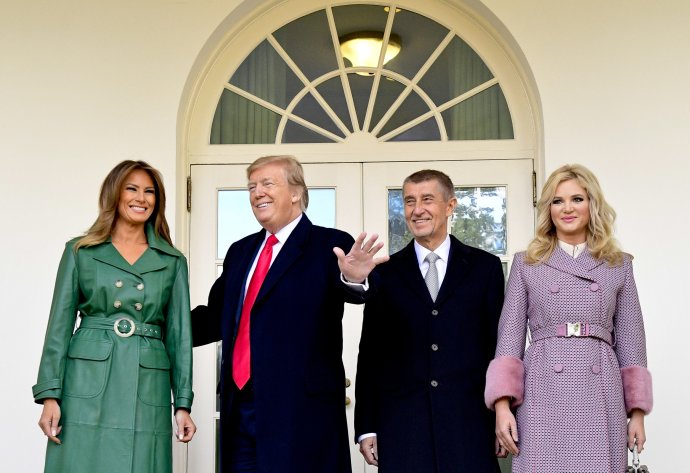 První dáma USA Melania Trumpová, prezident USA Donald Trump, premiér Andrej Babiš a jeho manželka Monika Babišová (zleva) zapózovali fotografům 7. března 2019 před Bílým domem ve Washingtonu. Foto: ČTK