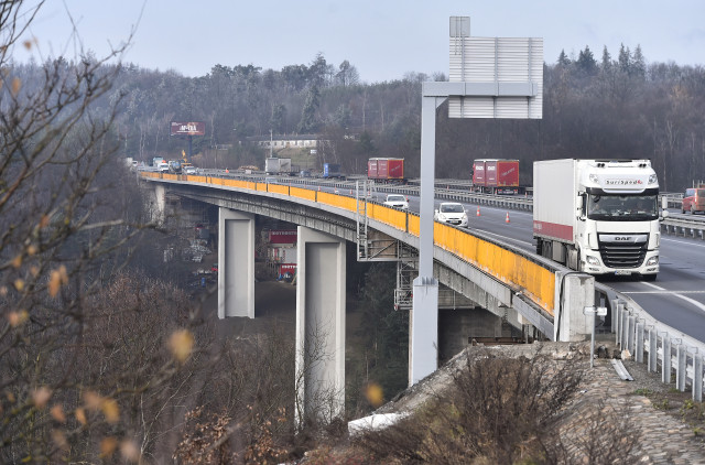 Automobily projíždějí přes dálniční most u Velkého Meziříčí. Foto: ČTK