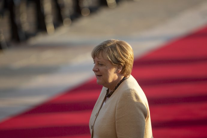 Končící kancléřka Merkelová objíždí svět, aby se před svým odchodem z úřadu rozloučila s politiky, s nimiž se šestnáct let coby lídryně nejdůležitější evropské velmoci potkávala. Jediný, kdo se setkání s ní vyhnul, je polský prezident Andrzej Duda. Ilustrační foto: ČTK/AP