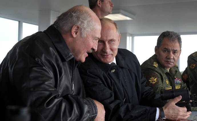 Alexandr Lukašenko a Vladimir Putin (a ruský ministr obrany Sergej Šojgu) během vojenského cvičení Zapad 2013. Foto: kremlin.ru
