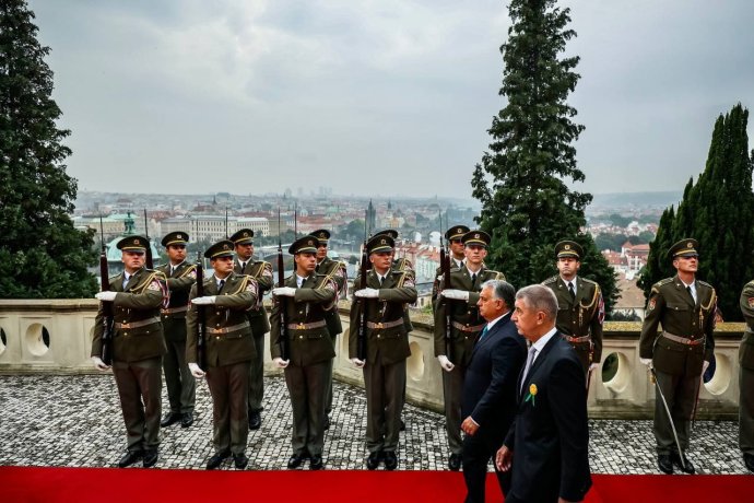 Premiér Andrej Babiš přivítal v Kramářově vile v Praze maďarského premiéra Viktora Orbána. Foto: Gabriel Kuchta/Deník N