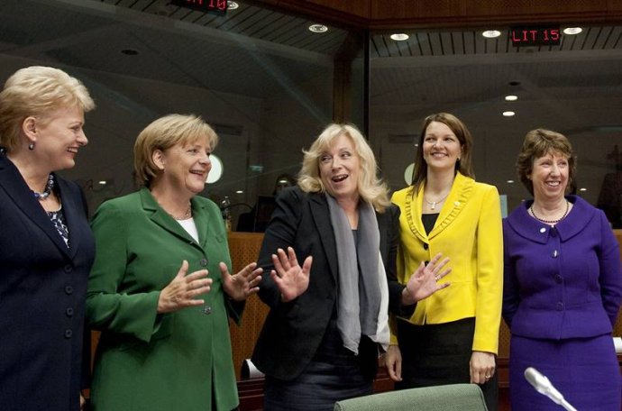S trochou nadsázky se dá říct, že Angela Merkelová prošlapávala dalším ženám cestu do politiky. Na snímku zleva litevská prezidentka Grybauskaité, Merkelová, slovenská premiérka Radičová, předsedkyně finské vlády Kiviniemiová a vysoká představitelka pro zahraniční a bezpečnostní politiku EU Ashtonová na summitu EU v září 2010. Foto: EU