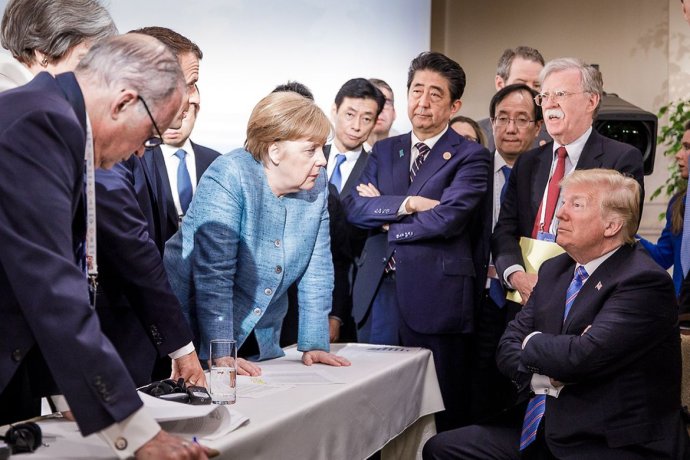 Světoví lídři skupiny G7 (na snímku vedle Angely Merkelové stojí japonský premiér Šinzó Abe a poradce amerického prezidenta John Bolton) vyjednávali na summitu v Kanadě o znění společného prohlášení. Podporu Donalda Trumpa nezískali. Foto: Denzel, Bundesregierung