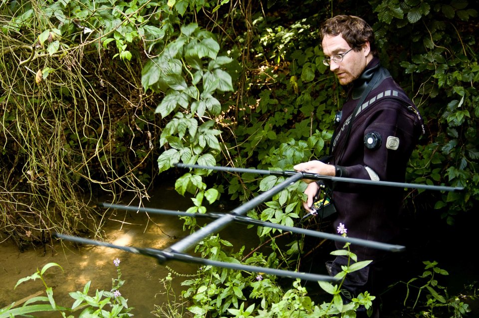 „Mám prostě vodu rád.“ Hydrobiolog Adam Petrusek v terénu. Foto: Petr Jan Juračka, PřF UK