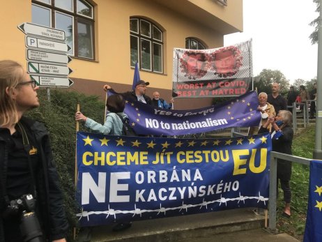 Demonstrace před zámečkem Větruše v Ústí nad Labem. Foto: Adéla Skoupá, Deník N