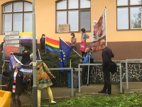 Demonstranti u zámečku Větruše v Ústí nad Labem čekají na příjezd premiérů Babiše a Orbána. Foto: Adéla Skoupá, Deník N