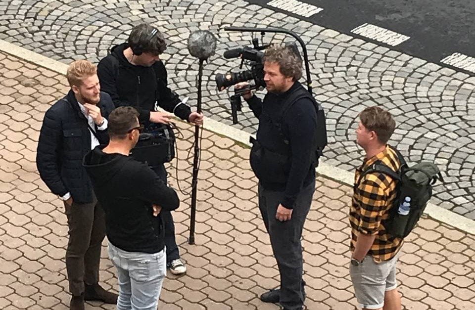 Režisér Vít Klusák před ústeckým divadlem, kde mají vystoupit premiéři Orbán a Babiš. Foto: Adéla Skoupá, Deník N