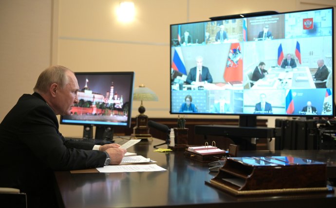 Prezident Vladimir Putin obklopen jen sterilním prostředím monitorů řídí 21. září schůzi kabinetu o ekonomických otázkách ze své rezidence Novo-Ogarjovo. Foto: kremlin