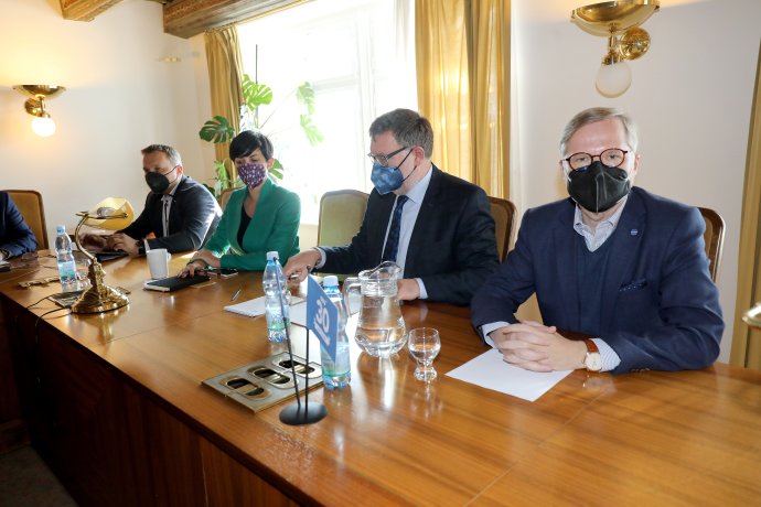 Vyjednávání vládní koalice mezi Spolu a koalicí Pirátů se Starosty. Foto: Ludvík Hradilek, Deník N