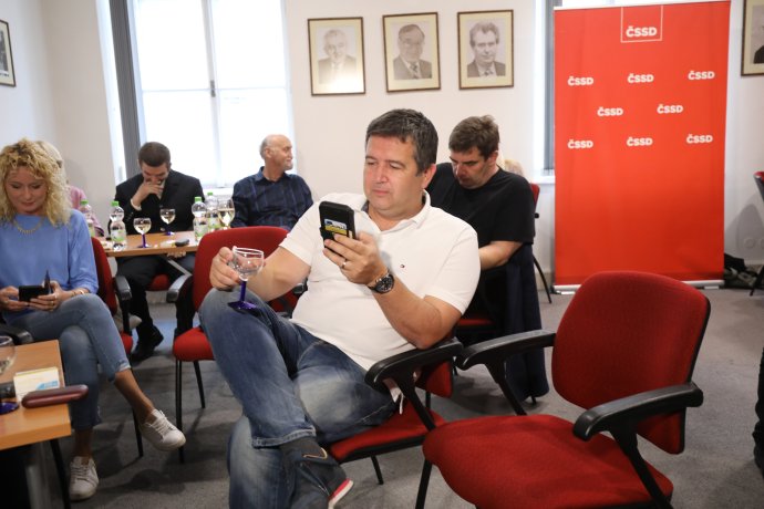 Předseda ČSSD Jan Hamáček sleduje průběžné výsledky voleb. Foto: Ludvík Hradilek, Deník N