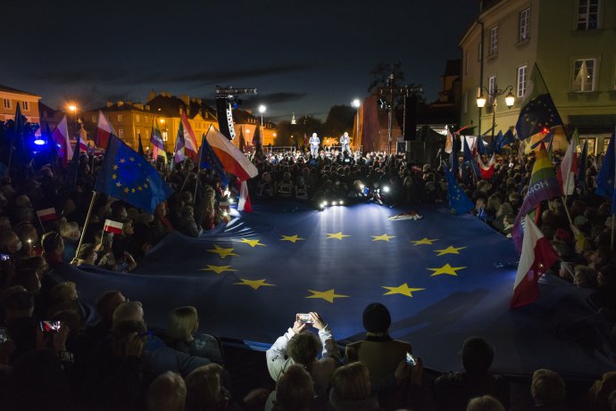 Demonstrace za členství v EU, proti možnému „polexitu“. Foto: Attila Husejnow, SOPA Images / Sipa USA / Reuters