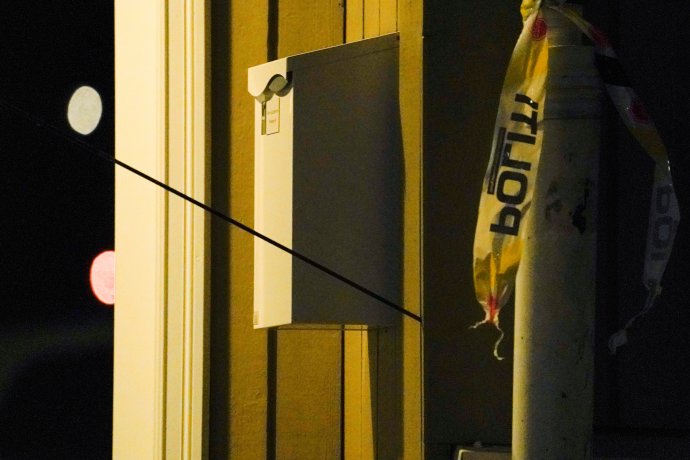 Šíp zabodnutý ve stěně: pozůstatek řádění lukostřelce, který v norském Kongsbergu zabil pět lidí a zranil další dva. Foto: Terje Bendiksby, NTB via Reuters