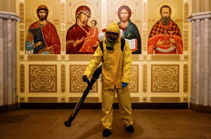 Ani dezinfekce veřejných prostor, ani přemlouvání prezidenta a apely pravoslavného duchovenstva nepomohly: Rusové své vlastní vakcíně nevěří a umírá jich přes tisíc denně. Foto: Maxim Shemetov, Reuters