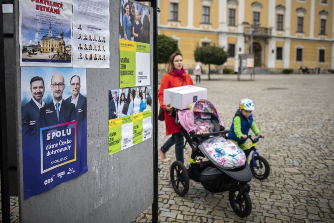 Volební plakáty na náměstí v Poličce. Foto: Gabriel Kuchta, Deník N