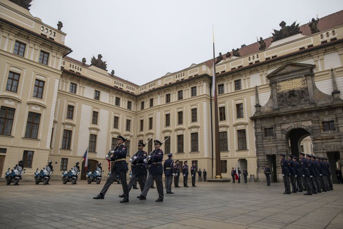 Ocenění policisté a hasiči letos na Pražský hrad nedorazí. Foto: Gabriel Kuchta