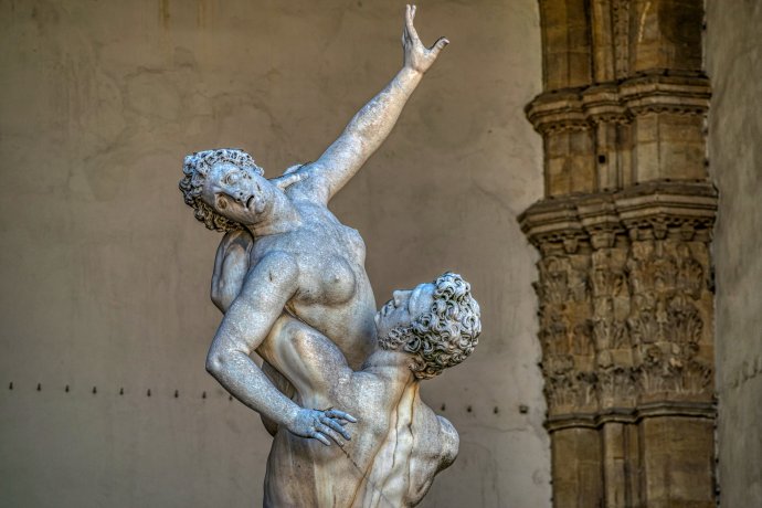 Sousoší Únos Sabinek od Giambologny. Druhá polovina 16. století. Piazza della Signoria ve Florencii. Ilustrační foto: Adobe Stock