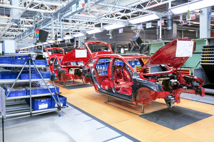 Automobilka Škoda Auto kvůli narušeným dodavatelským řetězcům musela přerušovat výrobu. Foto: Adobe Stock