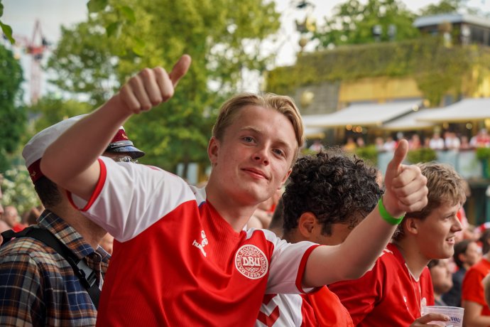 Dánský fotbalový fanoušek v Kodani, červenec 2021. Foto: Elin Tabitha, Unsplash