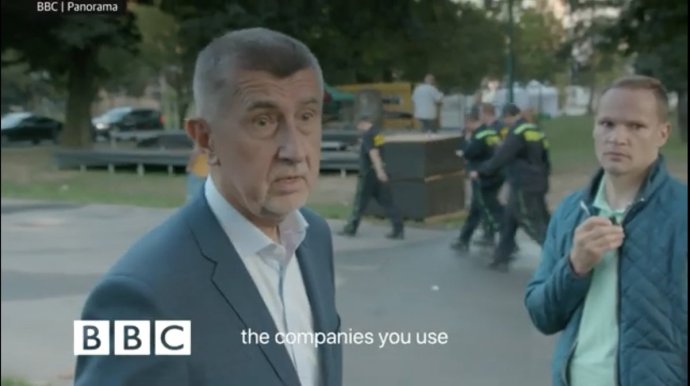 BBC se pokusila českému premiérovi položit několik otázek. A to si dovolila hodně. Foto: screenshot z pořadu BBC Panorama